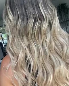 𝙱𝚎𝚊𝚌𝚑 𝚋𝚊𝚋𝚎 mane🌊🌴 This tousled look was created using 20" Slimline® Tape extensions in rooted shades 'Sunset Boulevard' and 'Calabasas'☀️ Styled into cool girl waves using the Flat Iron Wave Bar 38mm🥥✨ Shop via https://bit.ly/327VVQY | Beauty Works Luxury Hair Extensions