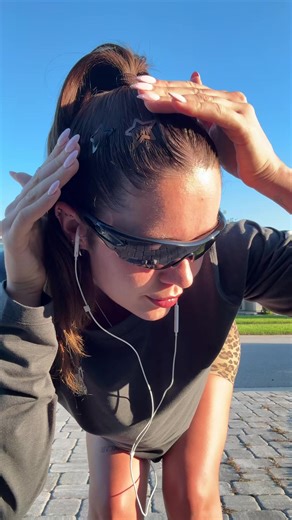 running series: does dressing cooler make me run better | Running