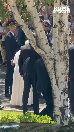 Little girl runs into Pope Leo XIV’s arms for a heartwarming embrace