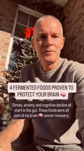 🧠 FERMENTED FOODS PROVEN TO PROTECT AGAINST STRESS & COGNITIVE DECLINE Fermented foods support the gut-brain axis — the communication highway between your microbiome and your brain. 🔬 What the research shows: • Reduced cortisol and stress response (Nature Microbiology, 2019) • Improved cognition and memory (Front Aging Neurosci, 2020) • Lower neuroinflammation (Cell, 2021) • Increased GABA and serotonin production 🔥 My daily staples: 🥬 Sauerkraut & Kimchi Rich in Lactobacillus strains that r