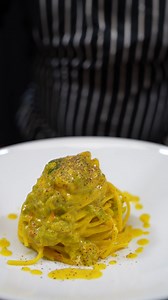 CARBONARA DI FIORI DI ZUCCA💛😋 E anche stavolta sarà amore purò assicurato!😍 GZFoodqood Ingredienti 6 fiori di zucca 1 filo di olio evo Per la crema 3 tuorli 100g parmigiano Pepe abbondante Per lo zafferano 1g zafferano 50ml acqua bollente Mettere in ammollo per almeno 5 min Procedimento Pulite i fiori di zucca e tagliateli a listarelle. Saltateli in padella con un filo d’olio e sfumate con un mestolo di acqua. Aggiungete qualche foglia di basilico. Calate intanto la pasta in acqua bollente e 