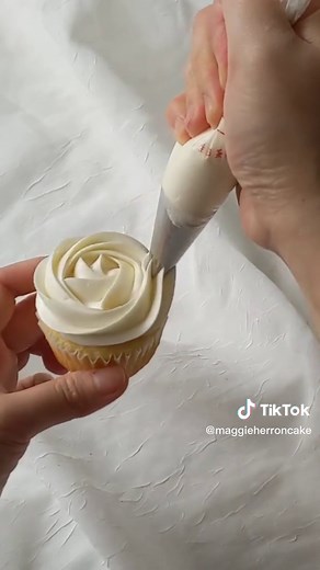 I finally tried the pre-bought Betty Crocker frosting because many of you used it. Here are my tips how to pipe with it so that you aren't frustrated with floppy frosting anymore. Yay!!!! There's one more step in YouTube video to make sure your cupcakes are cool and moist. #cakereels #oddlysatisfying #buttercreamcupcakes #buttercreamcakes #cake #cakes #cakescakescakes #buttercreamcakes #cakedecoratingvideo #buttercreamflowers