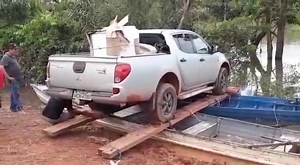 1.4M views · 18K shares | Agora não tem jeito. A NASA tem que vim. Olha essa engenharia! É de impressionar! Olha essa forma de travesia. Já tinham visto uma balsa improvisada assim? | Por aí | Facebook