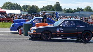 Quarter mile race between two Ford Mustangs