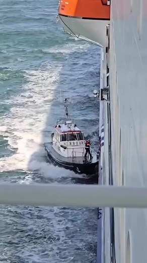 Have you ever witnessed this? 👀 When our ships enter or leave port, a remarkable collaboration often takes place: the pilot transfer. Harbour pilots, highly trained specialists with expert local knowledge, join our bridge teams at sea to guide the ship safely through complex channels, shifting tides and changing winds 🌊 It’s a partnership built on trust, skill and precision, and a centuries-old tradition that remains vital even in an age of advanced technology. A recent crossing on board Salam