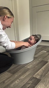 Nothing but smiles at bathtime with our comfy Shnuggle Baby Bath 🥰 Make bathtime a breeze with the popular Shnuggle Baby Bath! 🧼 Features a bum bump to support baby, a foam backrest for comfort and a handy little 🛁🫧 | Shnuggle - Clever Baby Products