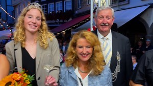 Das Cochemer Heimat- und Weinfest 2025 ist offiziell eröffnet: Stadtbürgermeister Walter Schmitz gab soeben den symbolischen Startschuss. Bis Montag wird in der Moselstadt gefeiert. Höhepunkte sind der Festumzug und das große Feuerwerk am Sonntag. Offiziell im Amt ist nun auch Cochems Weinkönigin Alicia Steffens. Gemeinsam mit ihrer Weinprinzessin Lea Schlaug wurde sie heute Abend gekrönt und wird in den kommenden zwei Jahren die Stadt Cochem und den Cochemer Wein repräsentieren. Zeitgleich vera