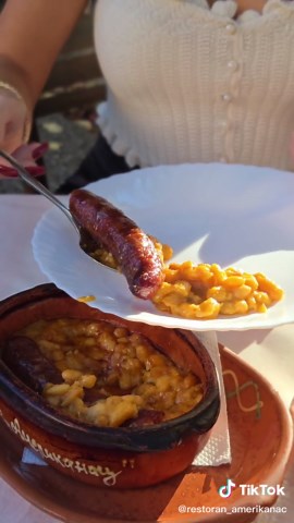 predlog ručka: tavče pasulj sa kobasicom uz kupus salatu i vruću lepinju 🤤 Restoran Amerikanac Niš 📍 #hrana #domacahrana #pasulj #kuhinja #niš #amerikanac #nis #restoran