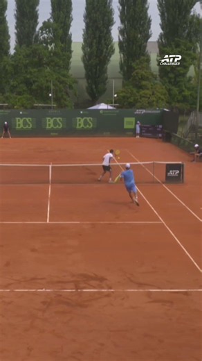 Sometimes your racquet is your best shield 😅 What a point by Daniel Michalski!