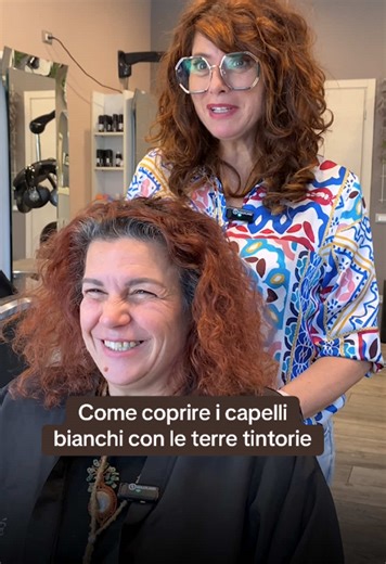 Era da anni che non entrava in un salone. Giovanna era abituata a fare tutto da sola: impacchi naturali, erbe e qualche spuntatina casalinga. Questa volta però ha deciso di farsi un regalo! Il primo passo è stato ascoltarla: capire la sua storia, il suo rapporto con i capelli e cosa desiderava davvero. Non voleva stravolgersi, amava la lunghezza e il rosso le piaceva. Serviva solo ordine, forza e forma! Abbiamo lavorato per ridare corpo ai capelli con una ricostruzione (sapendo che un solo tratt