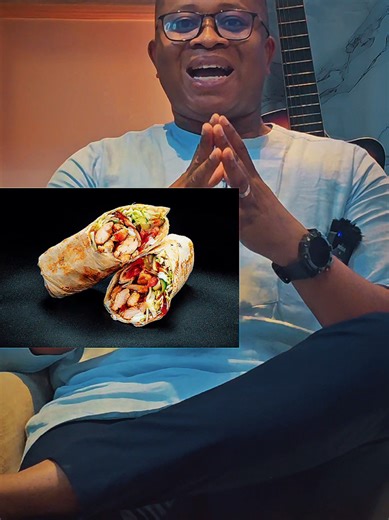 Si tu continues par manger du chawarma tous les jours, voilà ce qui risque de t’arriver… pour ceux qui ne me connaissent pas je suis Gide YETONGNON Nutritionniste dietecicien, j'aide à corriger toute pathologie à partir d'une bonne alimentation. Le chawarma est un sandwich traditionnel du Moyen-Orient, composé de fines lamelles de viande (poulet, bœuf ou agneau) marinées dans des épices et rôties lentement sur une broche verticale. Servi dans du pain libanais Au début, rien d'alarmant. Le charwa