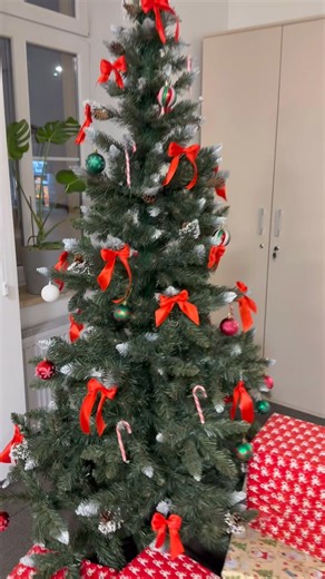 🇵🇱 W biurze pojawił się świąteczny klimat ✨🎄 Koniec roku to dobry moment na refleksję, podsumowanie i spokojne planowanie kolejnych działań. 🇺🇦 В офісі вже відчувається різдвяна атмосфера 🎅 Кінець року — це час підсумків, спокійних рішень і планування наступних кроків. Саме в такому ритмі хочеться завершувати рік. ENG The Christmas atmosphere can already be felt in the office 🪄 The end of the year is a time for reflection, calm decisions, and planning the next steps. This is exactly the k