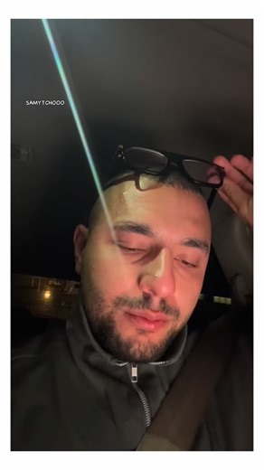 SAMYYY ⭐️ on Instagram‎: "⁨ ❤️ - - في يناير 2026، عاد البطريق ليظهر على شاشات العالم، لا كطائرٍ يبحث عن سمك، بل كفكرةٍ تمشي على قدمين. في لقطةٍ قصيرة، غادر بطريقٌ مستعمرته بهدوءٍ مريب، لم يلتفت، لم يتردّد، ومشى عكس الاتجاه. لم يتجه إلى البحر حيث النجاة، بل إلى عمق الجليد حيث لا شيء سوى البياض والصمت. أطلقوا عليه اسم “البطريق العدمي”، وصار مشيه حكاية عن التمرّد، عن الرغبة في الإفلات من كل ما يُملى علينا. قال العلماء إنّ بوصلته الداخلية خانته، وإنّ نظام الملاحة تعطّل. لكنّ البشر، كعادتهم، رأوا ما 