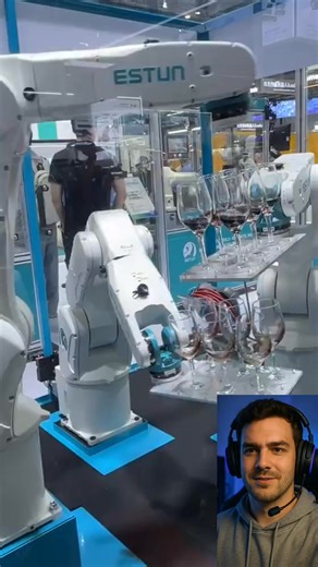 🤖🍷 ROBOTS SIRVIENDO COPAS COMO PROFESIONALES 😱✨ Los robots ya no solo construyen coches… ¡también sirven copas con una precisión increíble! 🤖🍷 ¿Te imaginas ver esto en un restaurante del futuro? 🚀✨ Los robots ya no solo construyen coches… ¡también sirven copas con una precisión increíble! 🤖🍷 ¿Te imaginas ver esto en un restaurante del futuro? 🚀✨ #Robots #Tecnología #Innovación #Futuro #Ciencia #Curiosidades #IA #Industria #Cinematografía | Warriors yt