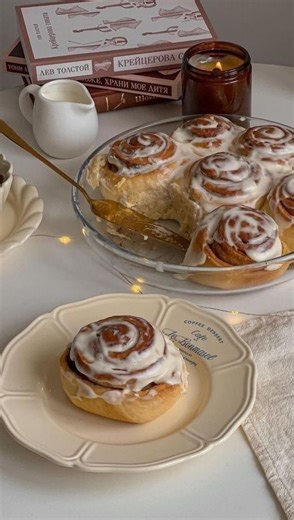 Mhsa 𐙚 on Instagram‎: "⁨ ⁨ ⁨ شما بافتشو ببین 🤌🏻😍 برای تهیه رول دارچین نیاز داریم به: ۱)یک پیمانه شیر ۲)چهار پیمانه آرد ۳)یک قاشق غذاخوری خمیرمایه ۴)یک قاشق چایخوری بکینگ پودر ۵)۶۰گرم کره که به دمای محیط رسیده باشه ۶)چهار یا پنج قاشق شکر ۷)یک عدد تخم مرغ برای فیلینگ نیاز داریم به نصف پیمانه یا صد گرم شکر قهوه ای یک ونیم قاشق غذاخوری دارچین و ۸۰گرم کره ذوب شده یا به دمای محیط رسیده برای رومال هم نیاز داریم به ۱۰۰گرم پنیر خامه ای ۸۰گرم خامه صبحانه ۵۰گرم پودر قند کمی وانیل و چند قاشق شیر برای رق