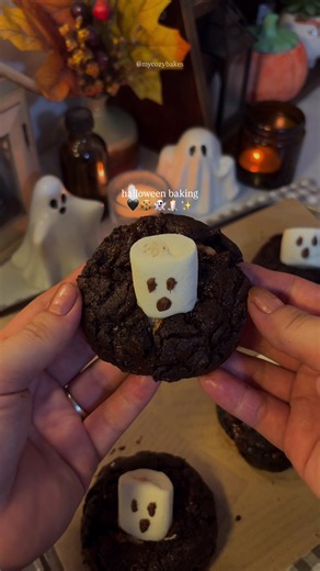 spooky double chocolate smores cookies 🍪🖤👻 for the cookie: 115g melted butter (½ cup) 100 g granulated sugar (½ cup) 65 g light brown sugar (⅓ cup) 1 large egg 1 tsp vanilla extract 120 g all-purpose flour (1 cup) 30 g unsweetened cocoa powder (⅓ cup) 1/4 tsp coffee powder (optional) ½ tsp baking soda ½ tsp salt 120g dark chocolate / semisweet chocolate chips (2/3c) assembly: marshmallows graham crackers ghost mallows for topping: *I just add little dollops of nutella! but you can use an edib