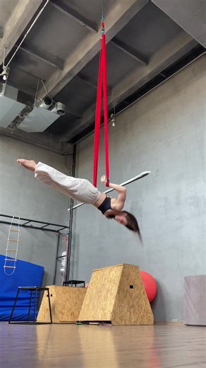 Aerial Straps Performance: Aerial Acrobatics Skills