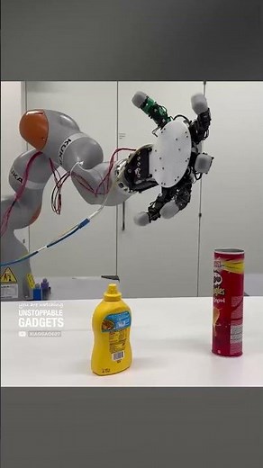 This robot hand can detach and move by itself