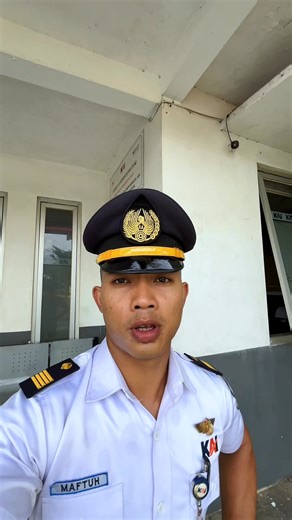 Cara agar hasil video lebih bagus ‼️1. Gunakan Pengaturan Kamera yang Tepat •Resolusi: 1080p minimal, idealnya 4K 30fps (kalau HP kuat). •Frame rate: •30fps untuk konten biasa •60fps untuk gerakan cepat / ingin slow motion halus •Bitrate tinggi (kalau aplikasi kamera punya pengaturan manual). 2. Pastikan Pencahayaan BagusKualitas video paling dipengaruhi oleh cahaya, bukan kamera. •Rekam dekat jendela (natural light). •Hindari cahaya dari belakang (backlight). •Untuk malam: pakai ring light atau
