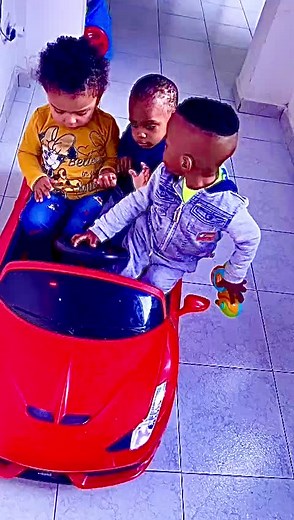 Video di Andrea White (@andreawhite001) con Wheels on the Bus - Billion Surprise Toys