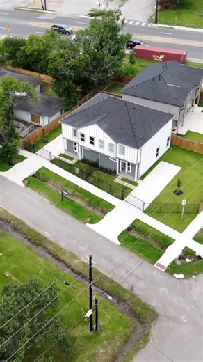 🏡💰 How to HOUSE HACK & Run the DUPLEX PLAY 💪🏾✨ You’ve been hearing me say it, now here’s how it really works 👇🏾 1️⃣ Buy a Duplex — use an FHA loan (as low as 3.5% down). 2️⃣ Live in one unit, rent out the other. 3️⃣ Let your tenant pay a portion (or ALL) of your mortgage each month 💸 4️⃣ Save the money you would’ve spent on rent. 5️⃣ After 12 months, use your equity savings to buy another property 📈 That’s how you start owning multiple doors, building wealth, and creating financial freed