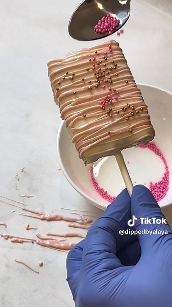 Small Pink & White Party Pack🩷 Includes: - One dozen rice krisies - One dozen oreos - One dozen pretzel rods ✨Now booking party packages through JUNE! Please fill out the order form linked in bio for all inquiries!✨ #smallpartypack #chocolatecoveredricekrispies #chocolatetreats #foryoupage #chocolate