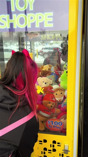 #clawmachines are a scam created by the shadow government and you can’t change my mind