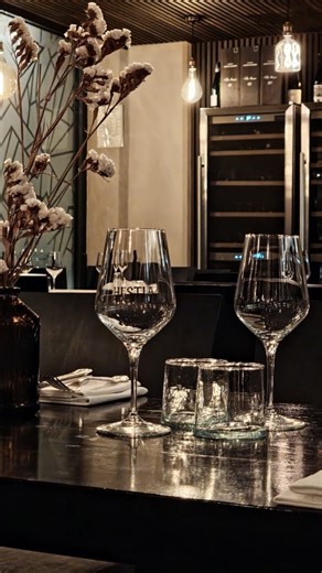 Restaurant Hestia on Instagram: "- Dîner Complice de la St Sylvestre - Pour le 31 décembre, on vous a concocté un dîner complice de l'espace ! 🔥 7 étapes accompagnées par 7 coupes de champagne (au moins !) d'une maison qui nous tient particulièrement à cœur : @champagne_demiere 📜 Au programme : des solera, des vieux millésimes et des surprises en dégustation. La soirée mettra à l'honneur de grands classiques de la cuisine française : sandwich à la truffe de Michel Rostang, Poularde demi-deuil 