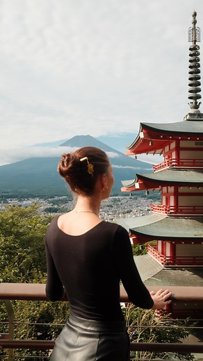 Méline Borrajo on Instagram: "J'ai fait plus de 5M de CA à 26 ans, si je devais l’écrire dans mon journal, voilà les 13 habitudes qui font vraiment la diff pour réussir avant 30 ans. 1. J’écris mes objectifs Clairs, datés, mesurables. Sinon ça reste une idée qui flotte. Et chaque fin de mois, je check où j’en suis. 2. J’apprends à gérer mon argent Budget, épargne auto, petit investissement. La liberté, c’est d’abord des chiffres qui tiennent la route. Pas glamour, mais efficace. 3. Je dis non sa