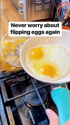 Easy way to flip eggs without breaking the yokes #eggs #breakfastideas
