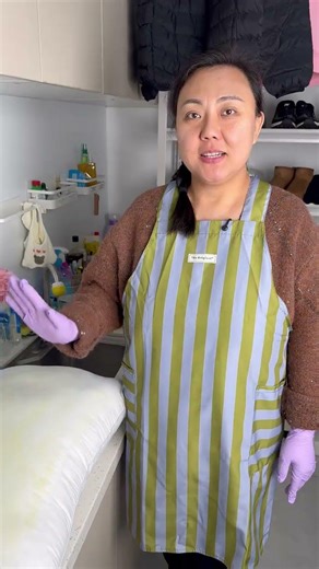 How to wash a yellow white coat What should I do if the non-detachable pillow core turns y