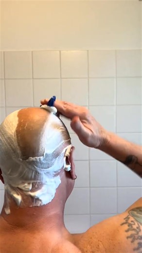 ✂️✨ Men’s Fast Bald Head Clipper: Smooth Bald Look in Minutes! 😂This easy-to-use hair clipper takes the hassle out of grooming—glide it over your head for a sleek, stubble-free bald finish, perfect for busy men who want a polished look without the fuss! 🚀 | Cooperatem.
