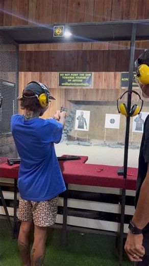 M1911 コルトガバメント 実弾射撃 サムイ島 正対で撃つのは難しい。。。 シューティングレンジによっては正対でしか撃たせてくれないところがある泣