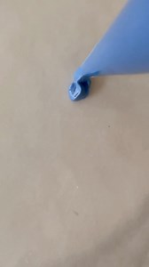 Ever tried this no-tip rosette trick? It’s just a simple bag cut (two actually!)! Oh… and super curious… Where in the world did this video reach? Drop your city below! #cookierlife #cookielife #bakertricks #sugarcookiedecorating #cookiedecorating #rosettecookie #pipingbag | The Cookie Box Club