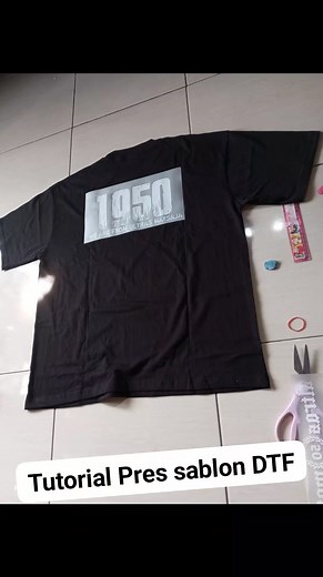 Tutorial sablon kaos press DTF : 1. Letakkan DTF di kaos sesuai posisi yang diinginkan usahakan pas kanan kiri atas bawah dengan cara diukur dengan penggaris 2. Letakkan kaos di mesin press dengan suhu 130° Celcius selama 20 detik 3. Lepaskan plastik DTF dari kaos 4. Kaos siap dipakai Simple dan mudah bukan.. #fbpro #fyp #kontenviral #reel #tutorial #DTF #sablonkaos | Pamungkaz Ali