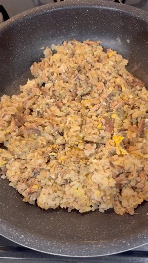 鶏がらスープで炒めるサバチャーハン