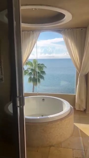 Does the winter view from your window look this magical? Take a moment to soak it all in.🛁 📹: calliw on Instagram | Cheeca Lodge & Spa
