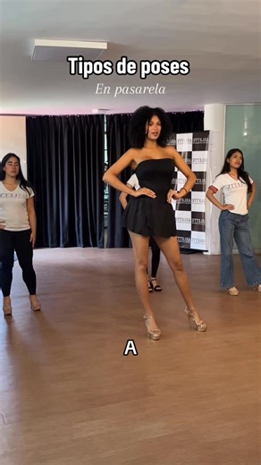 Arlette Escuela de Modelos on Instagram: "Clase de pasarela y sus tips 💕 Siempre dando los mejores tips ☀️ Coach: @arlette.rujel INICIO DE CLASES 06 DE ENERO #escuelademodelos #arletteescuelademodelos #fotopose #modeloenperu catwalk"
