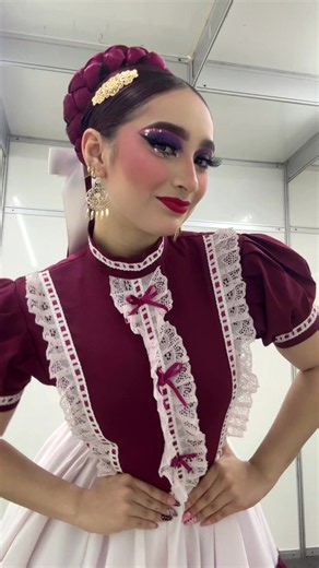 Bailarina de Danza Folklórica: Vestuario y Movimiento