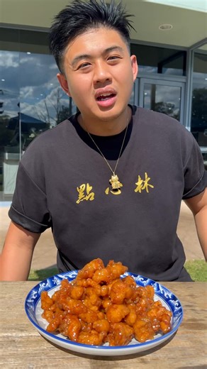 No money, no honey… chicken. Honey chicken is a Chinese Australian favourite created in Australia by Chinese chefs, nowadays you can even find the dish in Chinese restaurants in China! | DIMSIMLIM