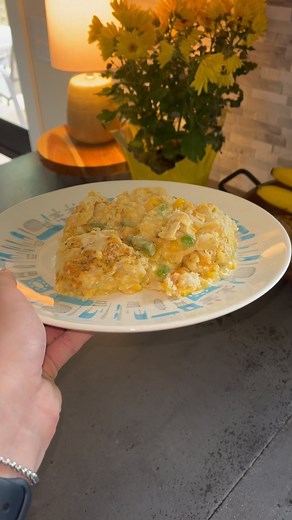 Chicken pot pie casserole with red lobster biscuits for dinner #dinner #familydinner #familymeal #recipe #cooking #chickenpotpie #casserole #chickenbake #viral #meal | Brooke AKA Meals and Munchies