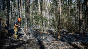 Dankzij regen kan brandweer nablussen op militair domein afbouwen: “Code rood blijft wel van kracht”