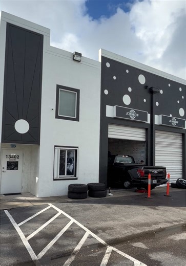 JC WHEELS 📍 13402 NW 38th Ct, Opa-Locka, FL 33054, United States 📞 Phone (English & Spanish): 786-881-6042 📞 Teléfono (Solo Español): 305-922-5818 🕒 Horario de Atención / Business Hours Monday to Friday: 10:00 AM – 6:00 PM Saturday: 9:00 AM – 4:00 PM Sunday: Closed