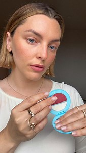 Estée Lalonde on Instagram: "@farahomidibeauty is now available to shop in the UK! Let’s do some first impressions - spoiler alert, i’m obsessed 冀 Products mentioned: - Essential Bronzer Compact (shade Lumen) applied with the Shader Brush - Essential Lip Compact - Smudge & Contour Lip Pencil (ad-gifted) #farahomidi #beauty @farahomidi"