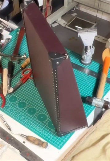 Some timelapse impressions of me lining the coins/cornerbumps & cornieres/slats with leather. A few hundred holes are predrilled and hammered in, each stainless steel screw is sanded and polished to specification. I’m making this trunk to house a bespoke pair. Soon more on the shoes; my main focus of course. #bespokeshoes #souliersurmesure #malletier #atelier