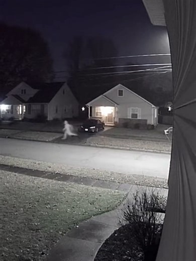 Qui est cet enfant fantôme qui file à toute vitesse dans la rue ? 👻🏃‍♂️ #AIHorror #horreur🇨🇵 #creepypasta #creepytiktok #paranormalvideos #horror #cctv #paranormal #paranormalexperience #witch #skinwalker #ai #skinwalkercaughtoncamera #nightmare #ghost #ghosts #undead #church