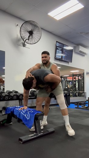I promise we do work out!! 🤣🤣🤦🏽‍♂️ Took the 60s for a spin and 40kgs on the dips 🦾 Weekends are for pumps. No, not that pump 🤣🤣 On serious note, these guys really PISS ME OFF! @punitaia @jeffermy 💀🤣 • • • • • • #roadtorecovery #rugbyleague #nrl #gym #sports #rugby #funny #samoan #cookisland | Hamilton Taia