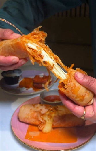 BULDAK & MOZZARELLA JUMBO SPRING ROLLS! If you’re in Oldham this weekend, you need to come down and try these! Spicy, crispy, cheesy 🤤 #oldham #manchesterfood #cheesepull