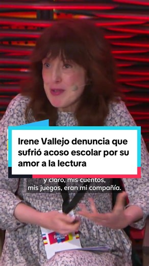 Para la escritora Irene Vallejo, leer fue un refugio. En primer lugar para su infancia como hija única, donde los cuentos le acompañaron. Pero más tarde, fueron sus amigos, cuando comenzó a sufrir acoso escolar, precisamente por su amor por la lectura #leer #libros #irenevallejo #bullyingawareness #infancia