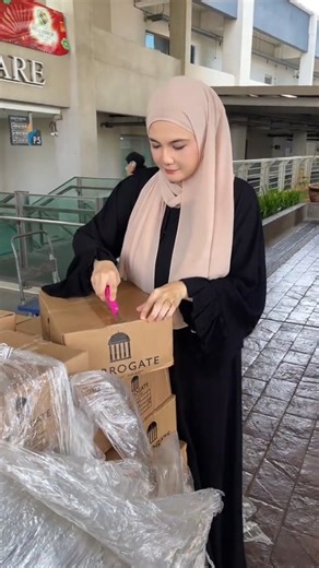 HQ Harrogate Sulphur Soap 🇲🇾 on Instagram: "Jom tengok apa barang yang sampai dari 🇬🇧 ni. . Meh akak payung sikit. . Sabun Harrogate Spring Water, warna biru ni ada peminat dia tau. Warna hijau, English Garden pun ramai peminat. . Bukan tu saja, The Original Sulphur Soap dan Victorian Rose pun memang ramai yang suka. . Itu belum cerita pasal Citrus Spring lagi. Dah guna untuk cuci muka dan mandi, mesti nak repeat lagi. . Jom dapatkan Harrogate sulphur soap hari ini. #HarrogateMalaysia #harro